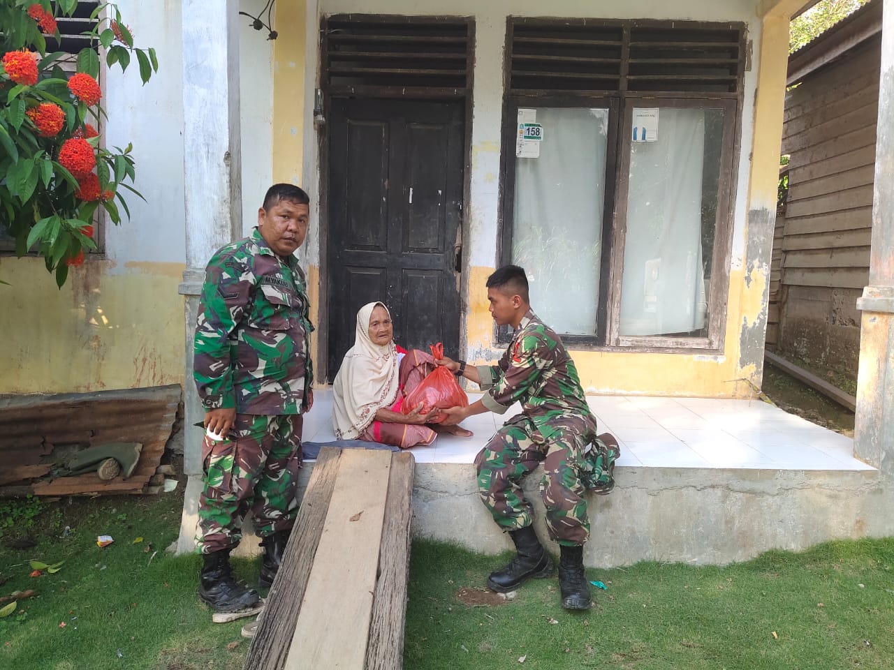 Nenek Sani Terharu Terima Sembako dari Satgas TMMD Kodim Aceh Jaya
