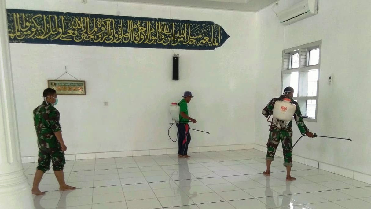 Kodim Aceh Barat Semprotkan Disinfektan di Sarana Publik Hingga Rumah Ibadah