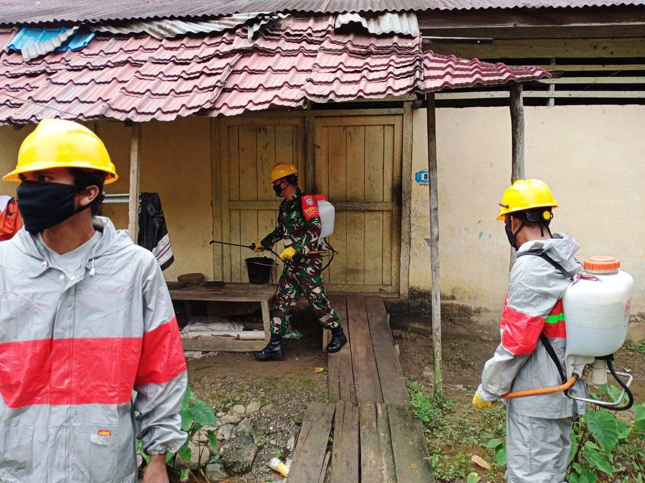 Meski Di Bulan Puasa, Babinsa Bersama Warga Kembali Semprot Disinfektan