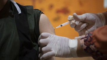 Tenaga Kesehatan Alami 'Gejala Tak Biasa' usai Divaksin