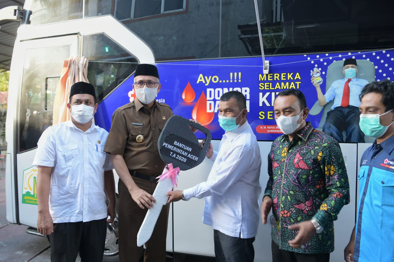 Gubernur Serahkan Satu Unit Mobil Donor Darah untuk PMI